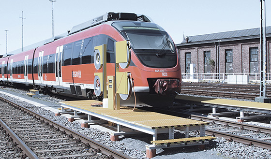 Eine Abbildung einer Sonderlösung von MENNEKES für den Gleisbereich. Im Hintergrund fährt eine rote Bahn vorbei.